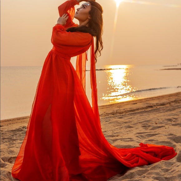 Dresses & Skirts - V neck long sleeves floor grazing dress. Perfect for photo shoots 👌